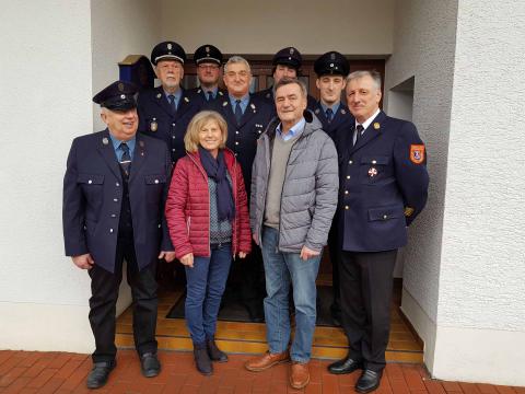 <p>Vordere Reihe: 2. Vorstand Josef Kroiß, Fahnenmutter Maria Kern, Bürgermeister Josef Kern, Kreisbrandrat Norbert Süß<br/>Hintere Reihe: 1. Vorstand Johann Strasser, 1. Kommandant Robert Strasser, Michael Schwankl, 2. Kommandant Christoph Schröck, Kassier Matthias Kölbl</p>